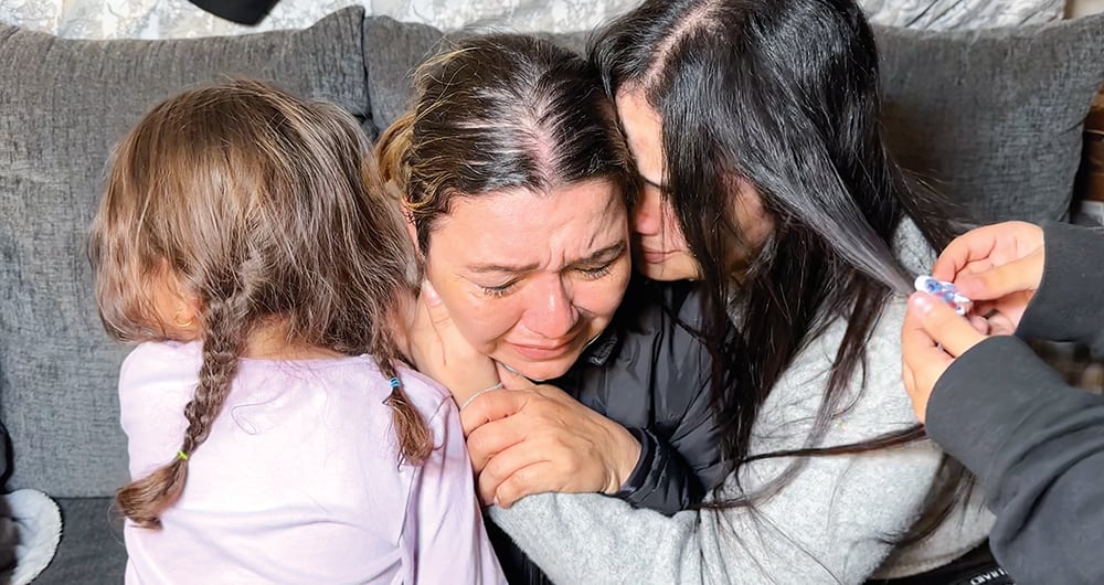 Al abrirse la puerta de la habitación donde estaba su hija, fue como un renacer, pero tal vez con una conexión más espiritual. “Yo le dije: hola, hija. Ella abrió los ojos y preguntó, ¿llegó mi mamá? Yo le dije: sí, hija, aquí estoy. Me dijo: bueno, ma. Ella me apretó las manos fuerte”, relata Gloria tras permanecer una hora encerrada en la habitación con Paula.