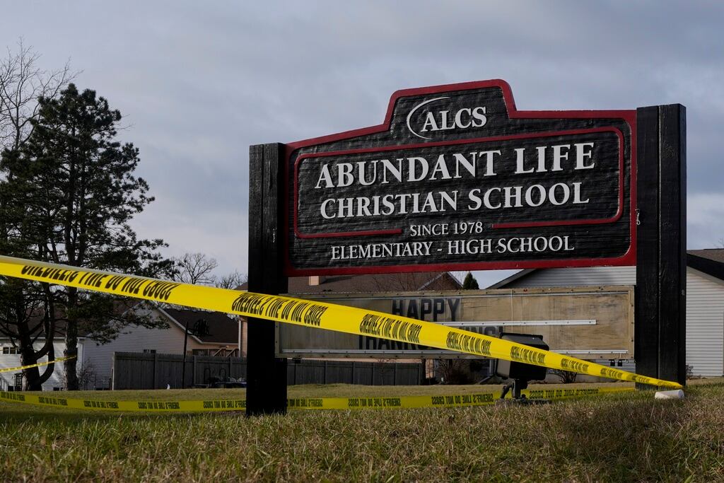 Se ve una cinta policial afuera de la Escuela Cristiana Vida Abundante el martes 17 de diciembre de 2024 en Madison, Wisconsin, luego de un tiroteo el lunes. (Foto AP/Morry Gash)