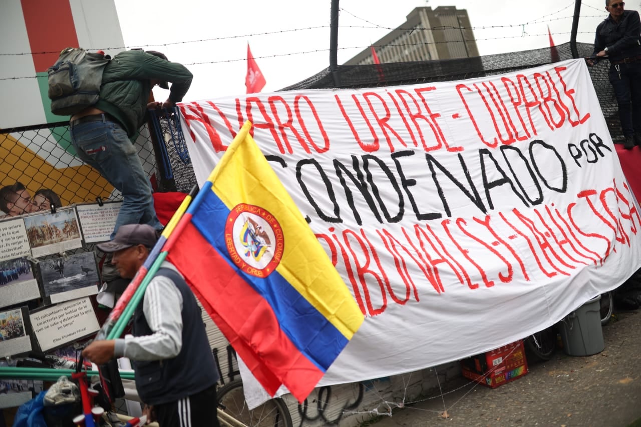 Álvaro Uribe, condenado a 12 años de prisión. Ordenan detención domiciliaria. Lectura de la sentencia, en paloquemao