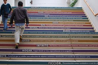 Prefiera usar escaleras que el ascensor, así beneficiará la salud de su corazón