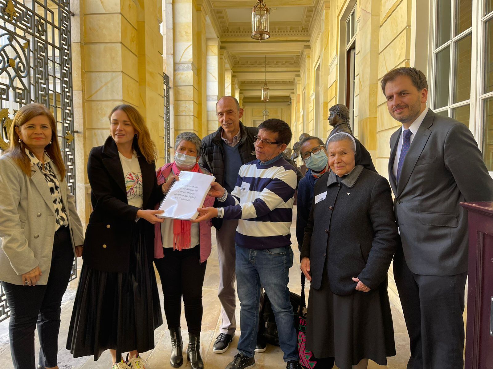 Congresistas recibieron firmas de ciudadanos en contra de las reformas.