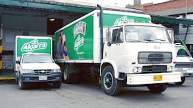 Los camiones llegaban de madrugada a repartir la leche en las tiendas. El producto, inicialmente, era envasado en botellas con tapa de aluminio. Esta marca protagonizó muchos hitos de la industria láctea.