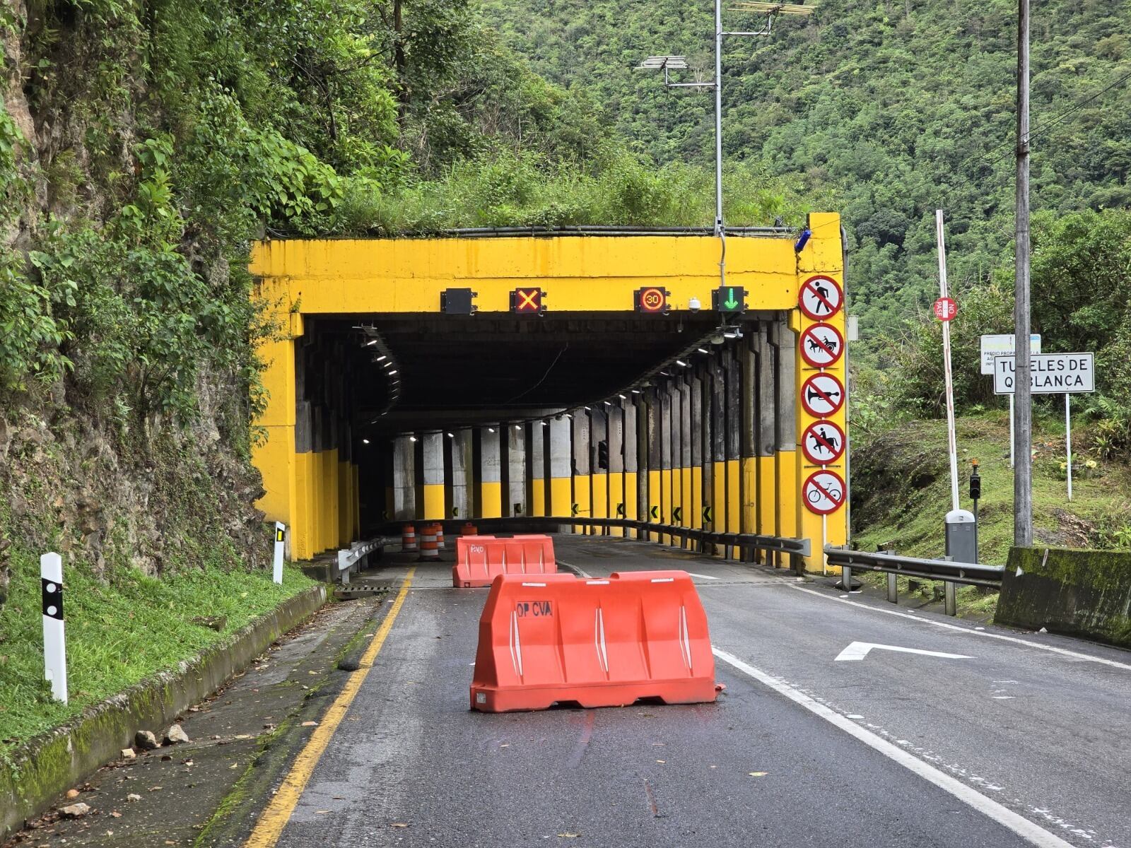 El túnel de Quebradablanca, permanecerá cerrado parcialmente por trabajos de reparación, esto obliga a implementar un tránsito bidireccional.