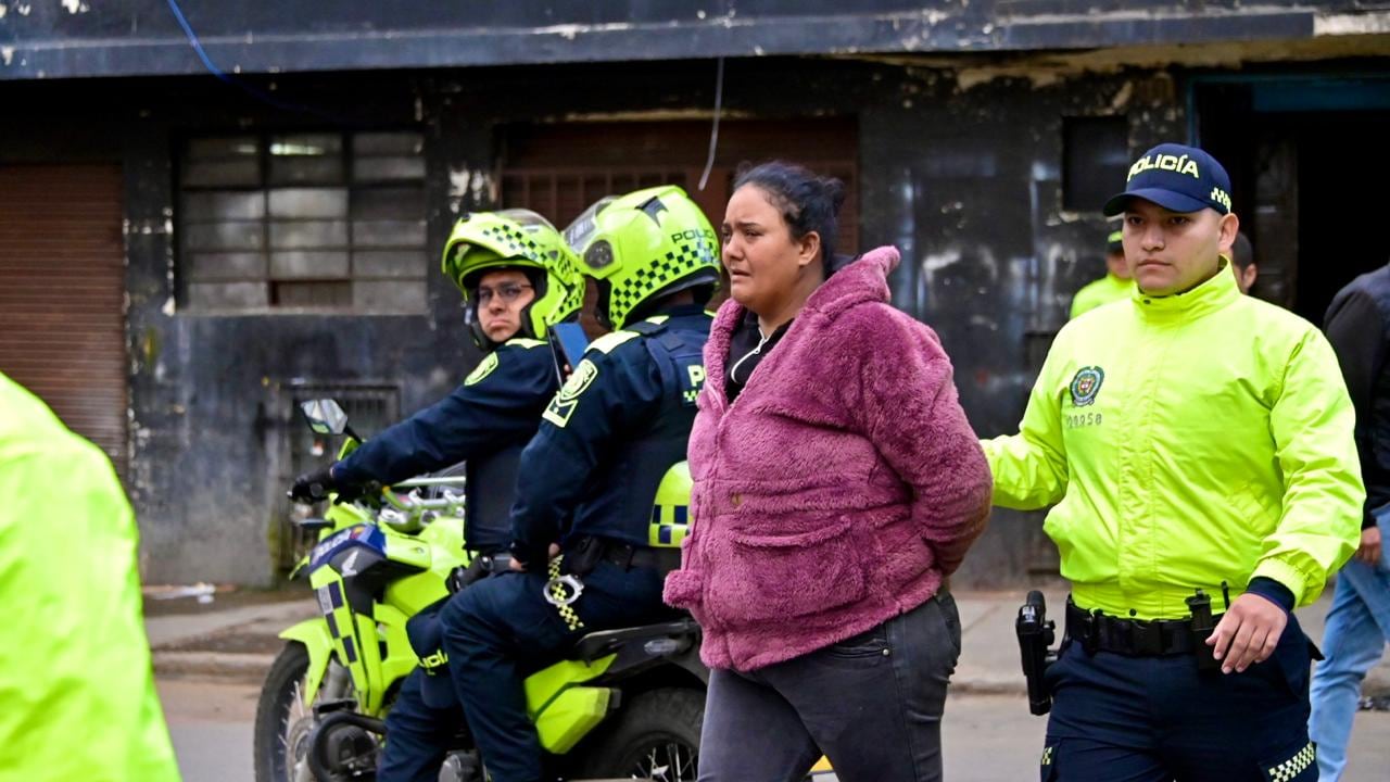 Este es el momento de la captura de alias La negra, una de las señaladas líderes de la banda.