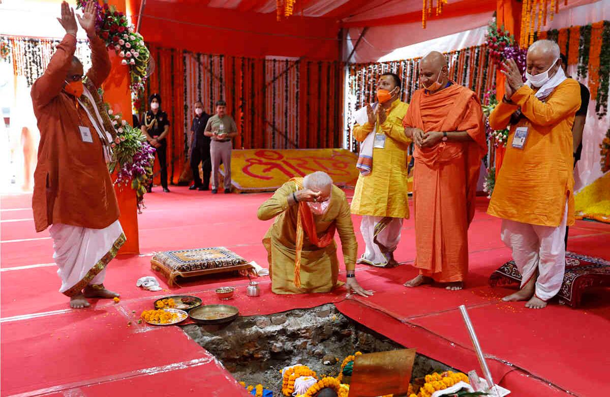 El primer ministro indio, Narendra Modi, en el centro de la imagen, realiza la ceremonia de inauguración de un templo dedicado al dios hindú Ram. A la derecha, lo observa el jefe de Rashtriya Swayamsevak Sangh (RSS), Mohan Bhagwat. Imagen tomada en Ayodhya, India, el miércoles 5 de agosto. A pesar de que el coronavirus restringe las multitudes, los hindúes se regocijaron cuando el primer ministro comenzó a construir el templo tan esperado de su dios más venerado, en el sitio de una mezquita demolida del siglo XVI. Foto: Rajesh Kumar Singh / AP