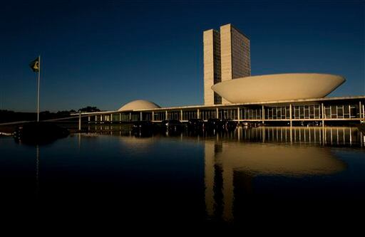 La semiesfera localizada a la derecha es la sede del Senado, y la que se encuentra a la izquierda es la sede de la Cámara de Diputados.