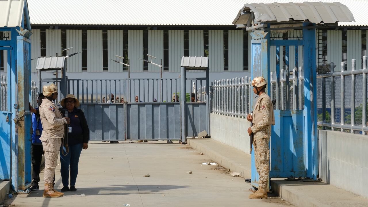 Soldados dominicanos en el puente que cruza la frontera entre Haití y Dajabón, en la República Dominicana, el miércoles 11 de octubre de 2023. (AP Foto/Ricardo Hernández).