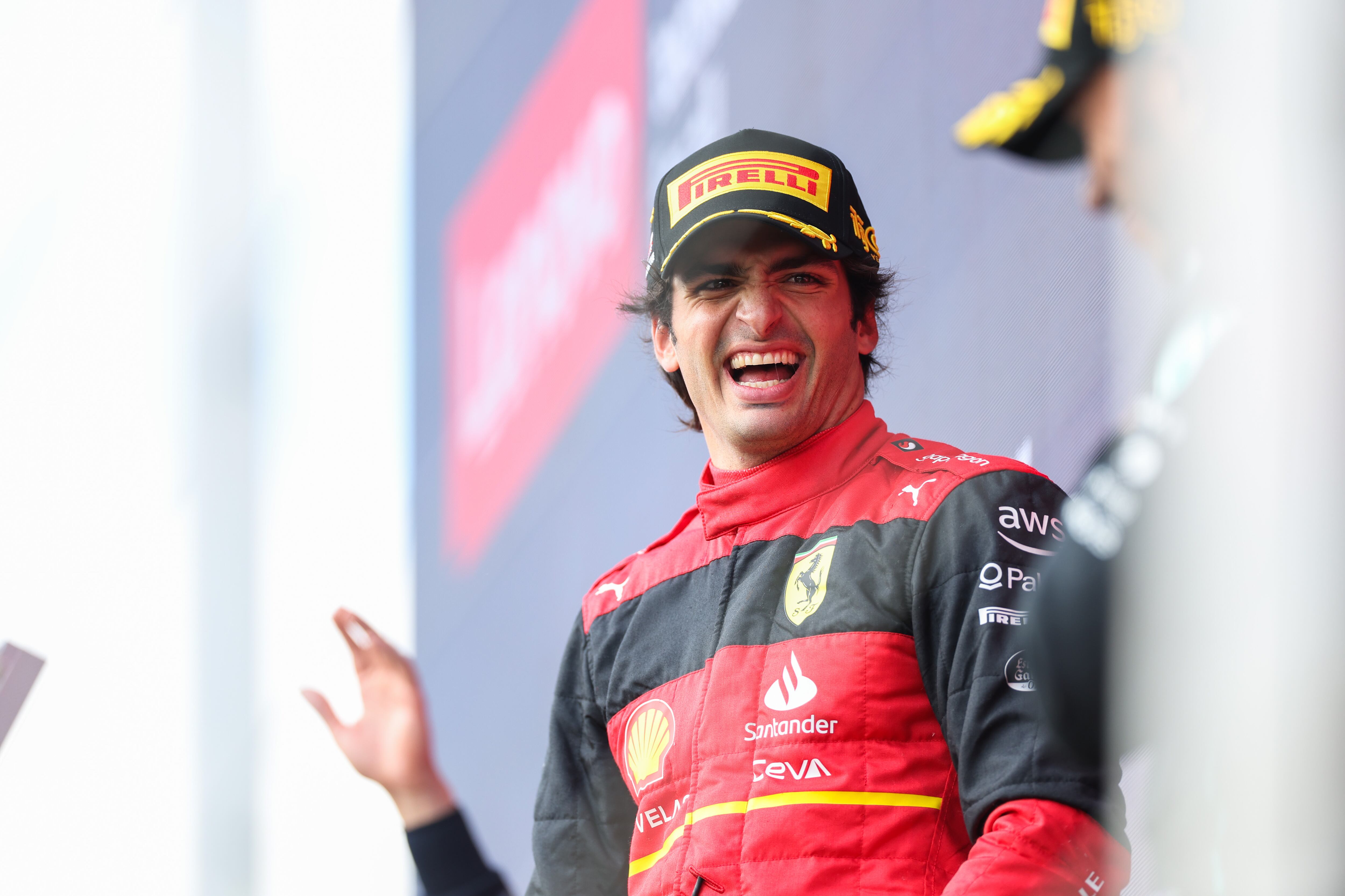 Carlos Sainz de Ferrari y España en el podio durante el Gran Premio de F1 de Gran Bretaña en Silverstone el 3 de julio de 2022 en Northampton, Inglaterra. (Foto de Peter J. Fox/Getty Images)
