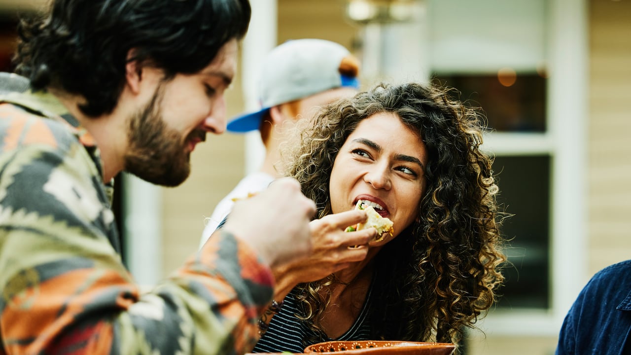 Personas comiendo tacos (Imagen de referencia)