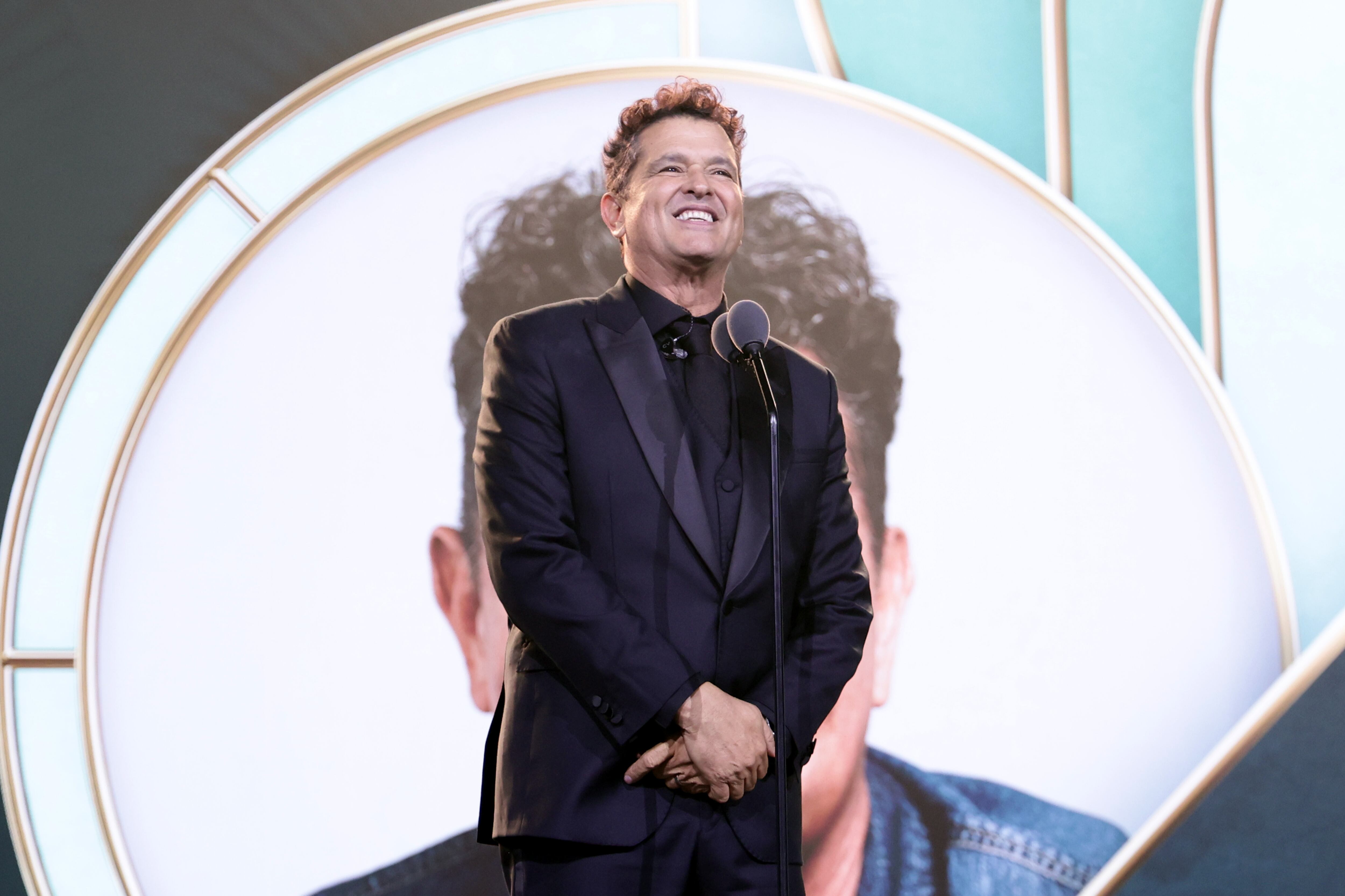 Fue reconocido por sus más de tres décadas de carrera como multifacético cantante y compositor