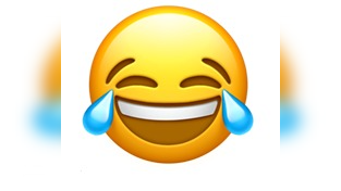 Emoji de rostro llorando de la risa - Montaje El País