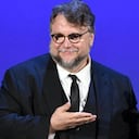 Guillermo del Toro posa con su León de Oro en la edición de 2017 del Festival de Cine de Venecia. Crédito: Filippo Monteforte / AFP.