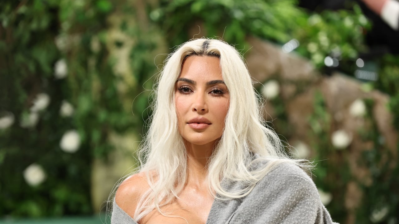 Kim Kardashian causó gran impacto en la Met Gala con ajustado corsé; su pequeña cintura se ‘robó' todas las miradas