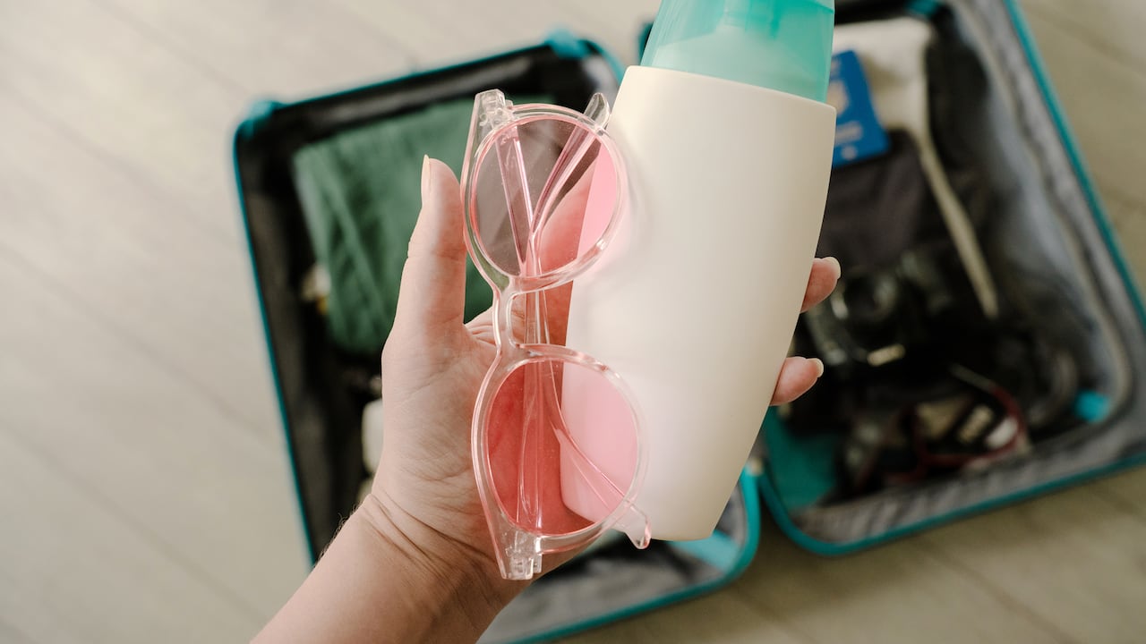 Una regla clave antes de viajar en avión para evitar contratiempos es verificar las restricciones establecidas por las aerolíneas.