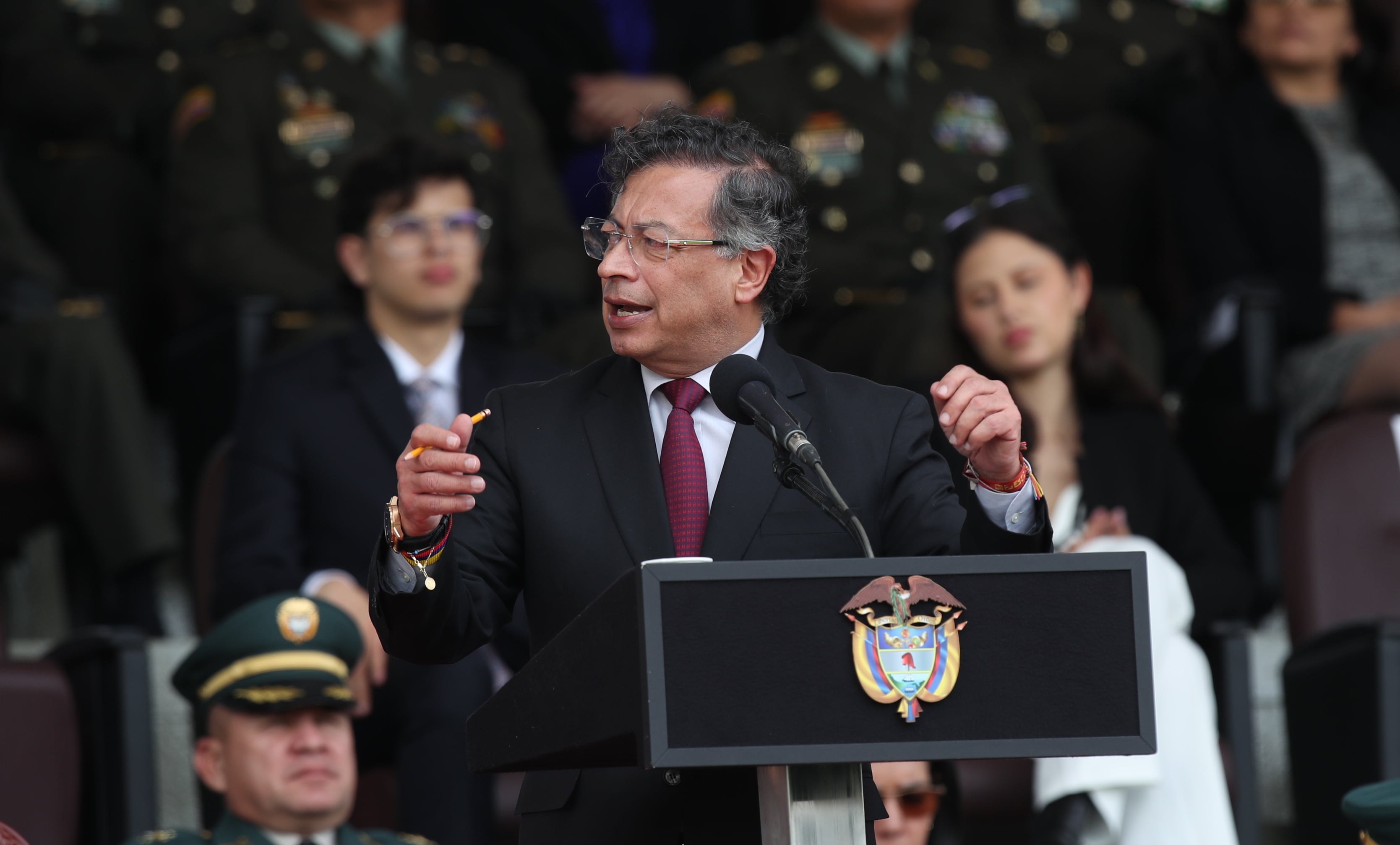 Presidente Gustavo Petro en la ceremonia de presentación del nuevo Director General de la Policía Nacional, Brigadier General Carlos Fernando Triana Beltrán, en compañía del Ministro de Defensa Nacional, Iván Velásquez