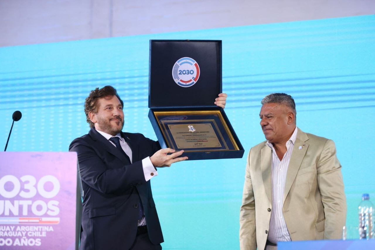 Alejandro Domínguez, presidente de Conmebol, junto a Claudio Tapia, máximo dirigiente del fútbol argentino