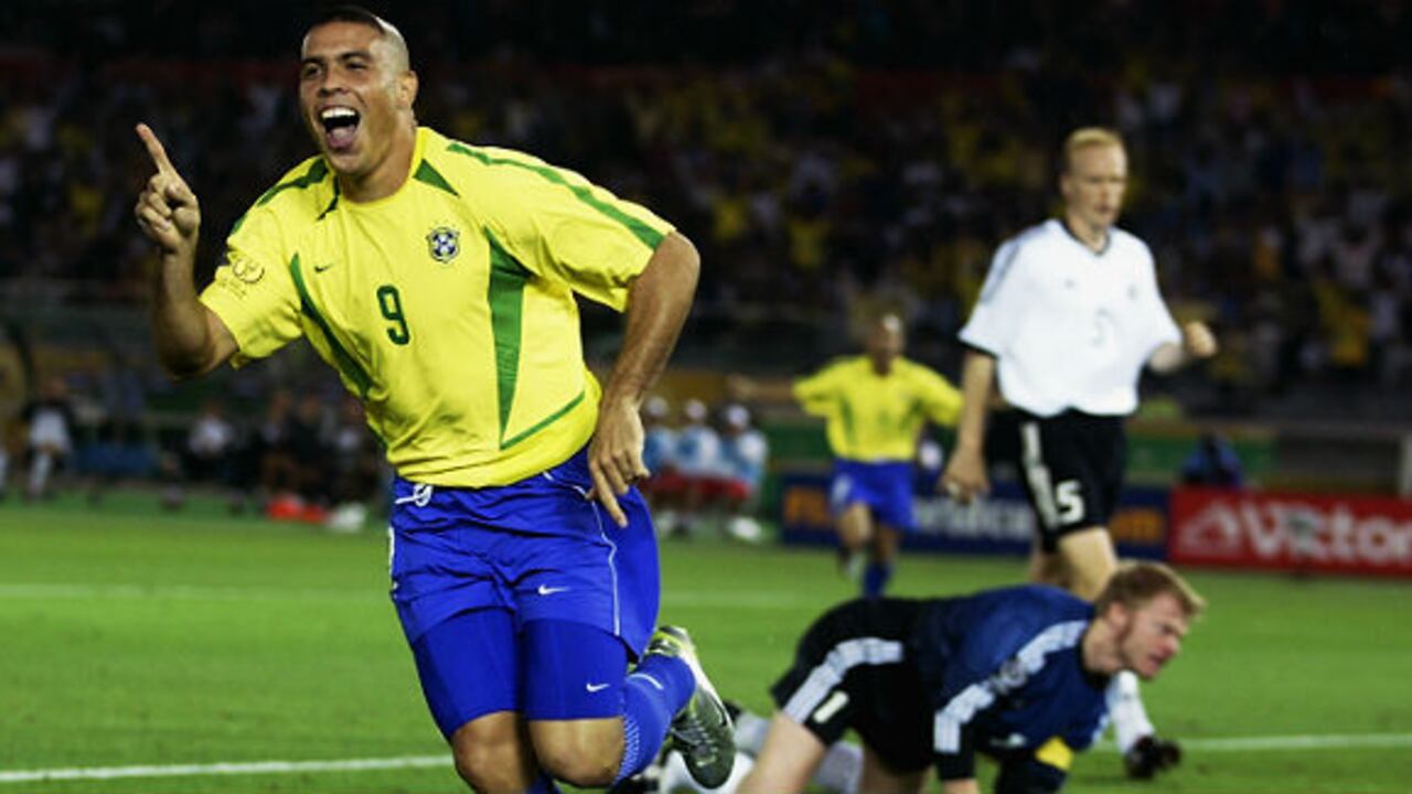 Ronaldo celebra uno de los dos goles que le metió a Alemania en la final de 2002.