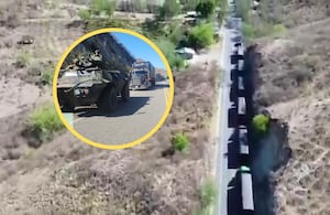 39 tractomulas cargadas de café custodiadas por el ejército en la peligrosa vía Pasto-Popayán.