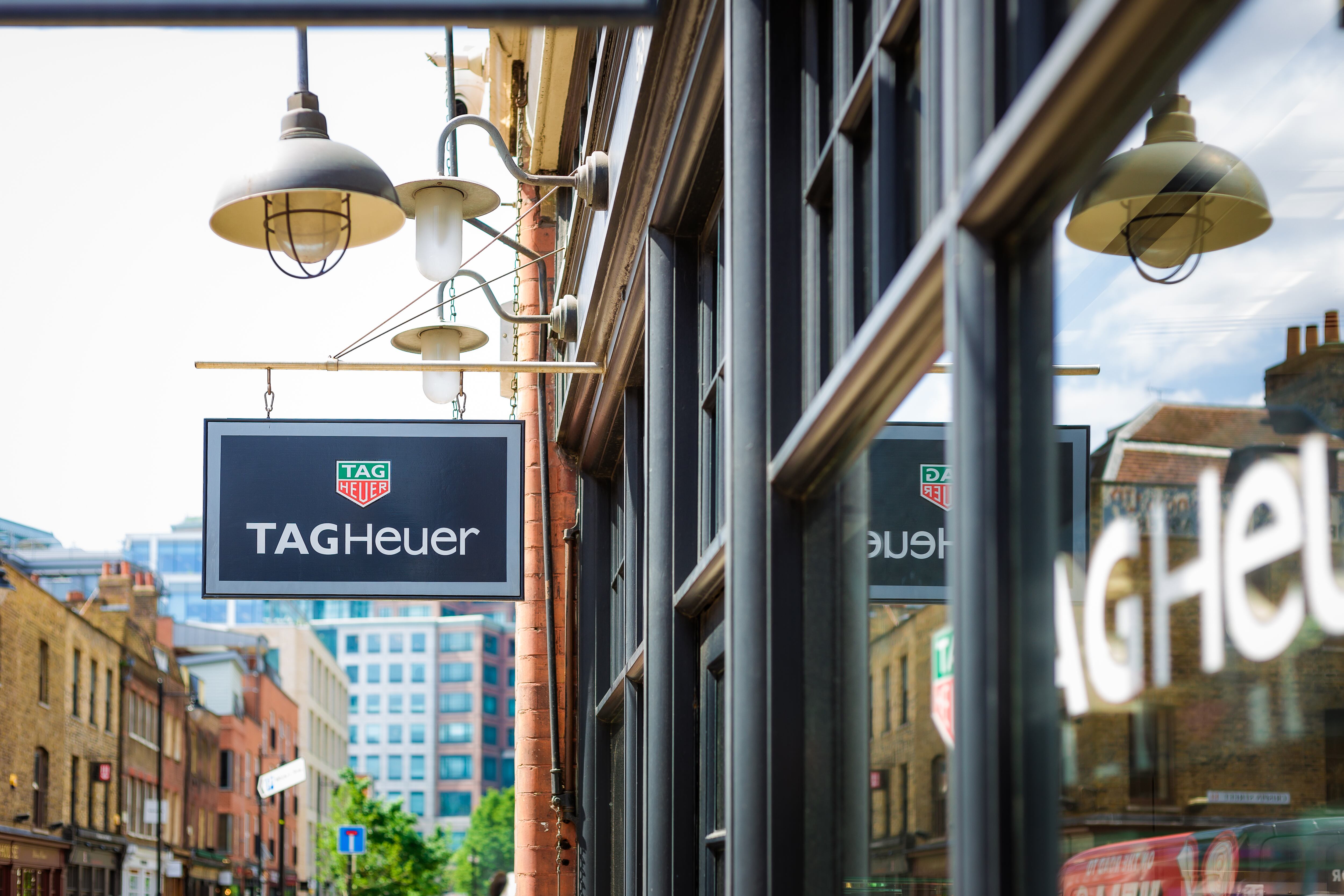 Bajo la dirección de Frédéric Arnault, CEO desde 2020, la compañía ha implementado estrategias que combinan tradición e innovación, destacando su regreso como cronometrador oficial de la Fórmula 1 y su enfoque en la alta relojería