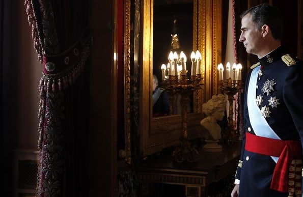 Felipe  VI se dirige hacia el balcón del Palacio Real para saludar a la multitud en Madrid, España. (AP)