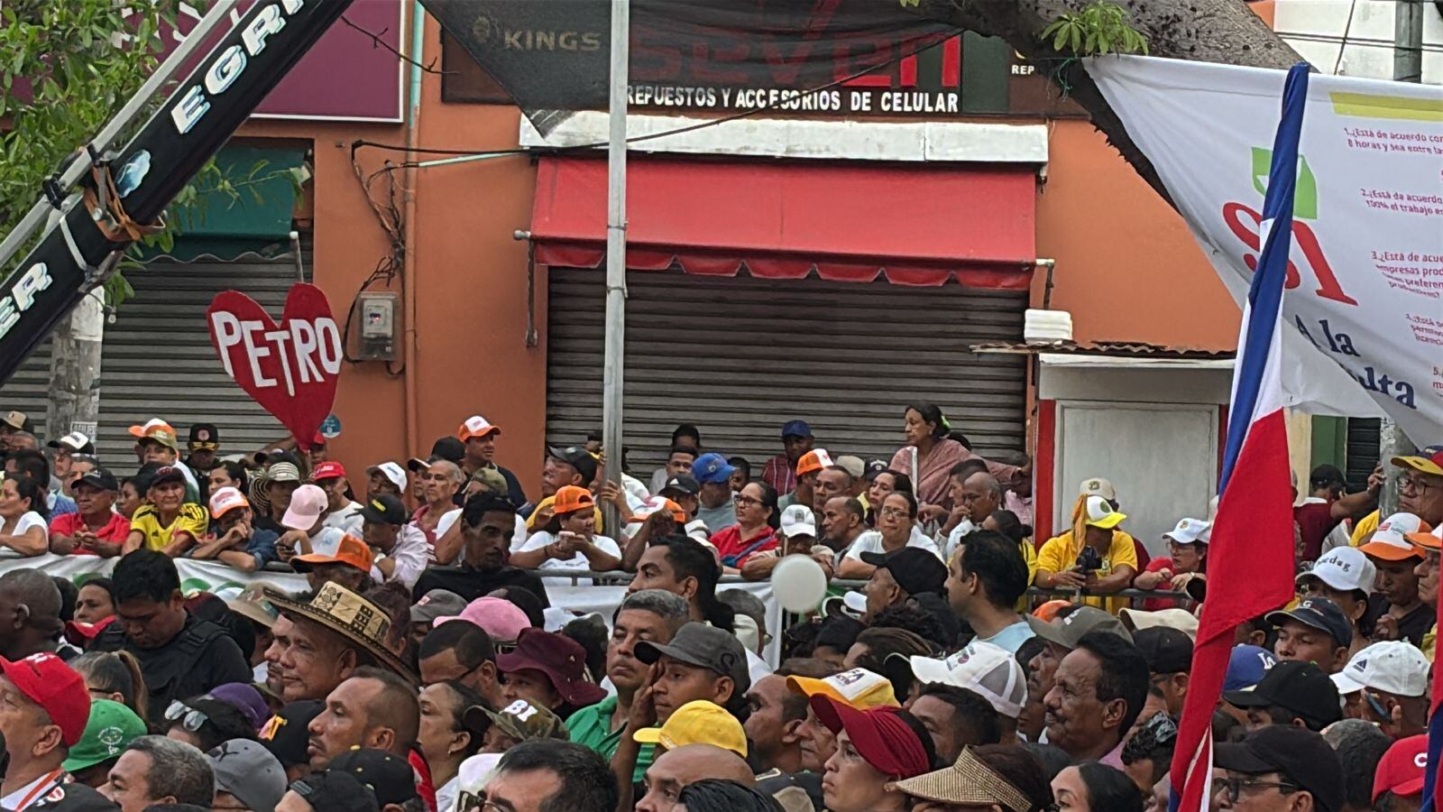 Los comercios cerraron desde el mediodía.