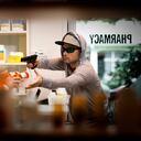 Un ladrón armado apunta con una pistola a un farmacéutico y exige medicamentos y recetas.