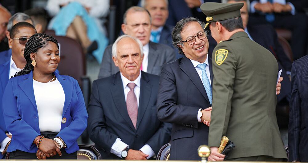 Ernesto Samper asiste a algunos de los eventos del Gobierno. Esta semana participó en la posesión del nuevo director de la Policía, general William Salamanca.