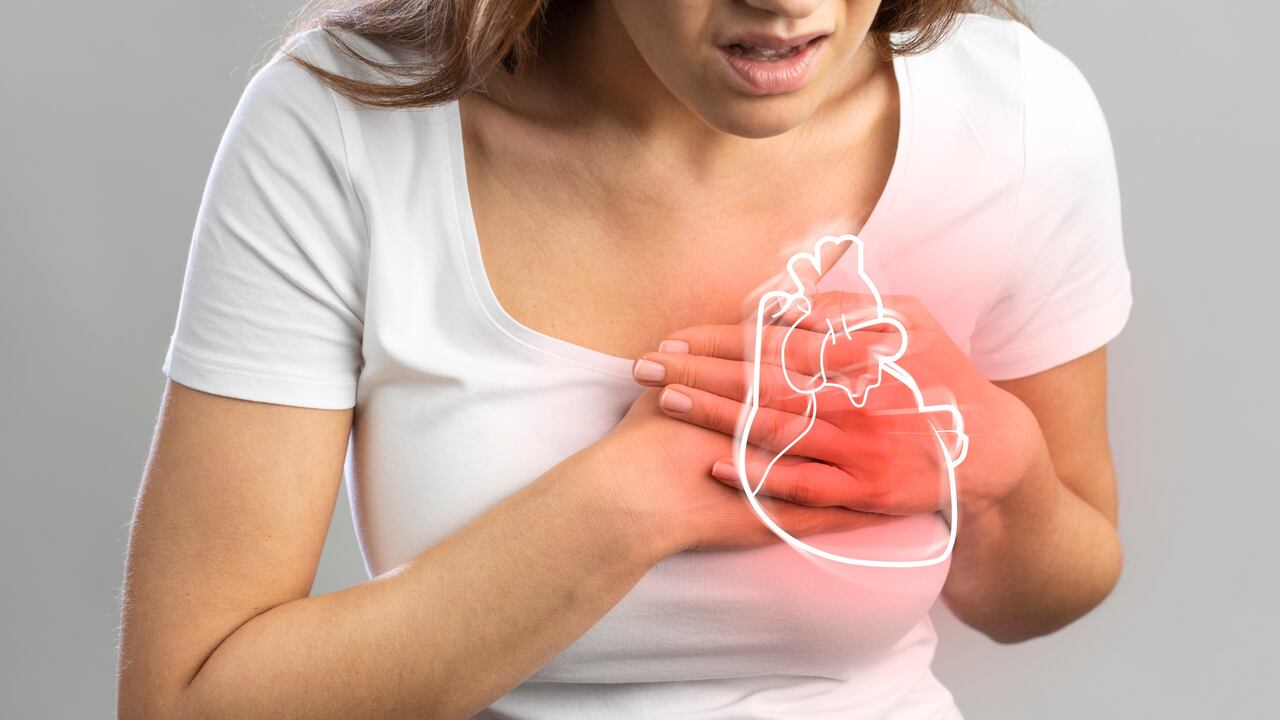 Los síntomas de las enfermedades cardiovasculares son variados. Puede presentarse opresión en el pecho, dificultad para respirar, desasosiego, náuseas e indigestión, entre otros.