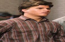 Jason Hervey (Wayne Arnold): aparece en 'Regreso al futuro', pero se dio a conocer a los 16 años con Los Años Maravillosos donde era el hermano mayor de Kevin.