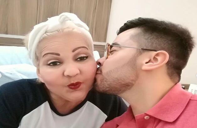 La Gorda Fabiola junto a su hijo David.