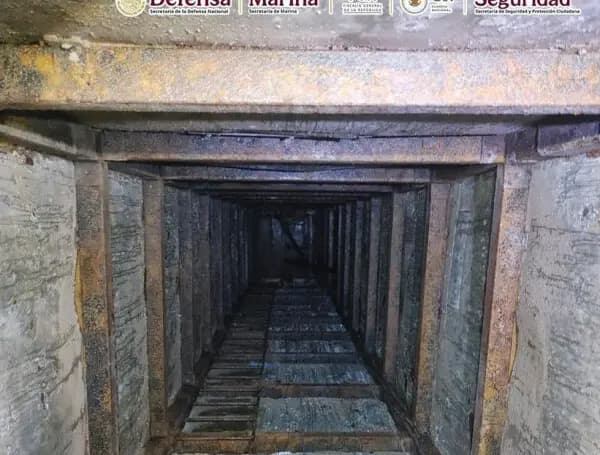 Fotografía del pasadizo clandestino con sistemas de soporte, ventilación y acceso que conecta ambos lados de la frontera