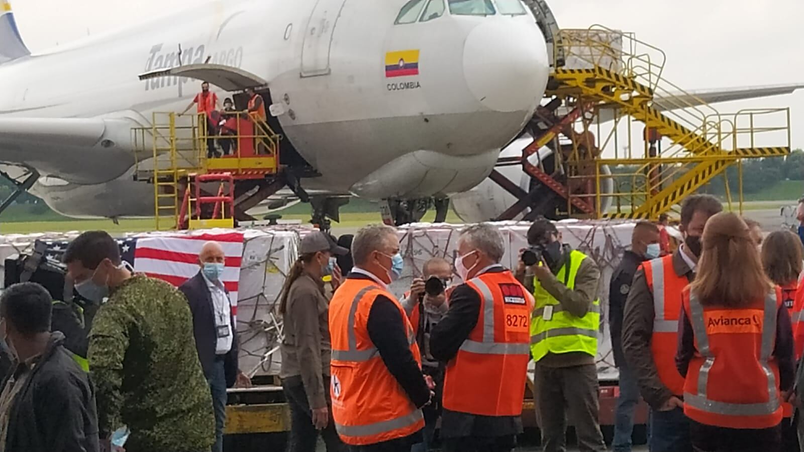El presidente Duque junto al embajador Philip S. Goldberg