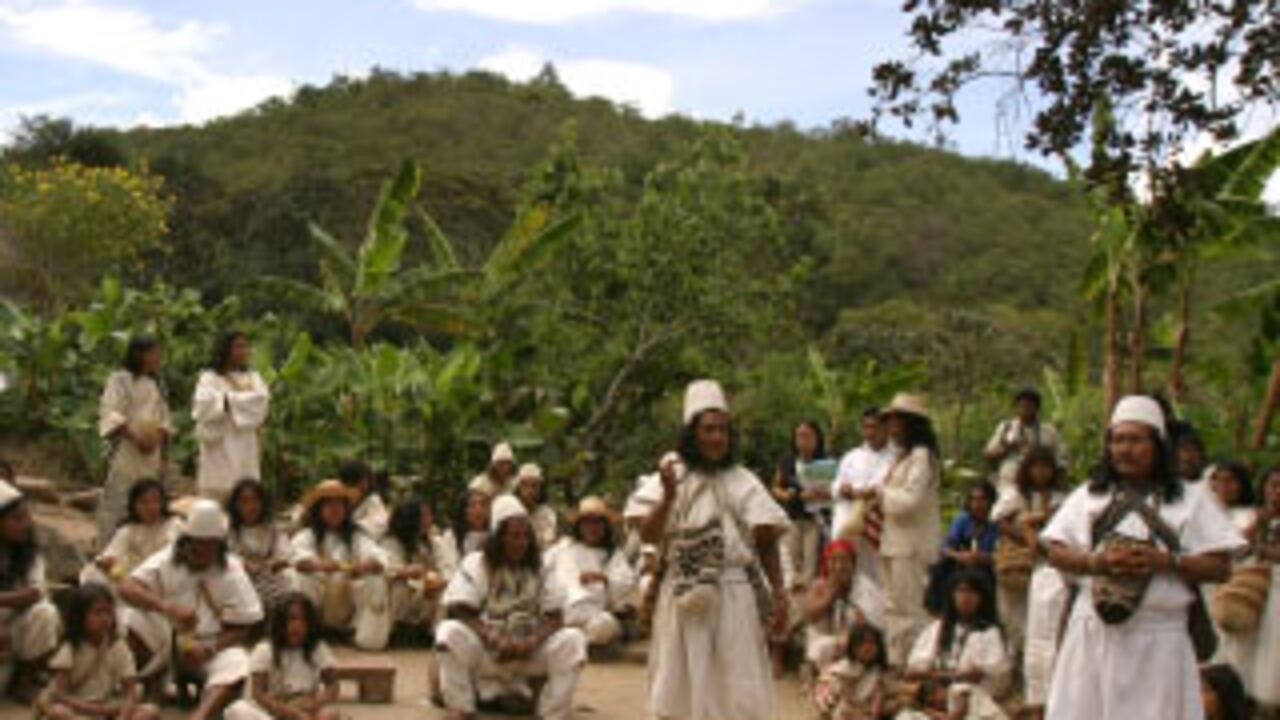 Los mamus pertenecientes a tres de los cuatro pueblos que habitan la Sierra Nevada se reunieron en Nabusimake para realizar un pagamento conjunto con los blancos el 21 de junio, día del solsticio. Son pocas las ocasiones en las que los mamus de todos los pueblos se reunen para un pagamento