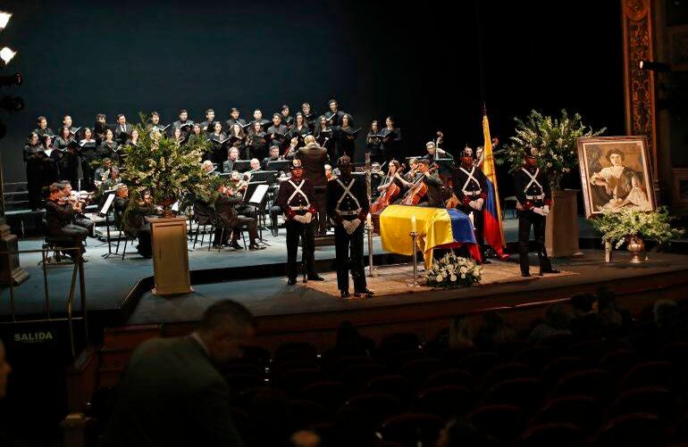El Teatro Colón fue testigo del último adiós a Gloria Zea.  FOTO: León Darío Peláez.