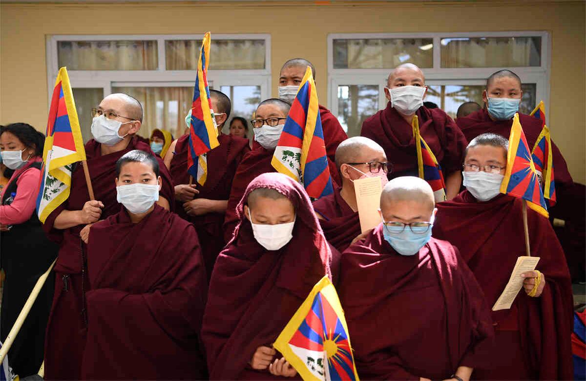 El virus no debe impedir celebrar dicen estos tibetanos en el exilio. Así asistieron a la celebración del  aniversario 61 del levantamiento tibetano, ocurrido en 1959. La imagen fue tomada en McLeod Ganj, India, el pasado martes 10 de marzo. Foto: Sajjad Hussain/ AFP 