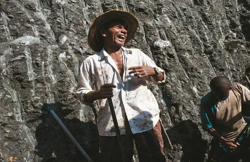 En La Puercera, los mineros, que en parte trabajan sin un contrato laboral, confían en su instinto: la capacidad de dar con pequeñas pepas de oro que emergen tras mover y lavar la tierra con sus bateas.
