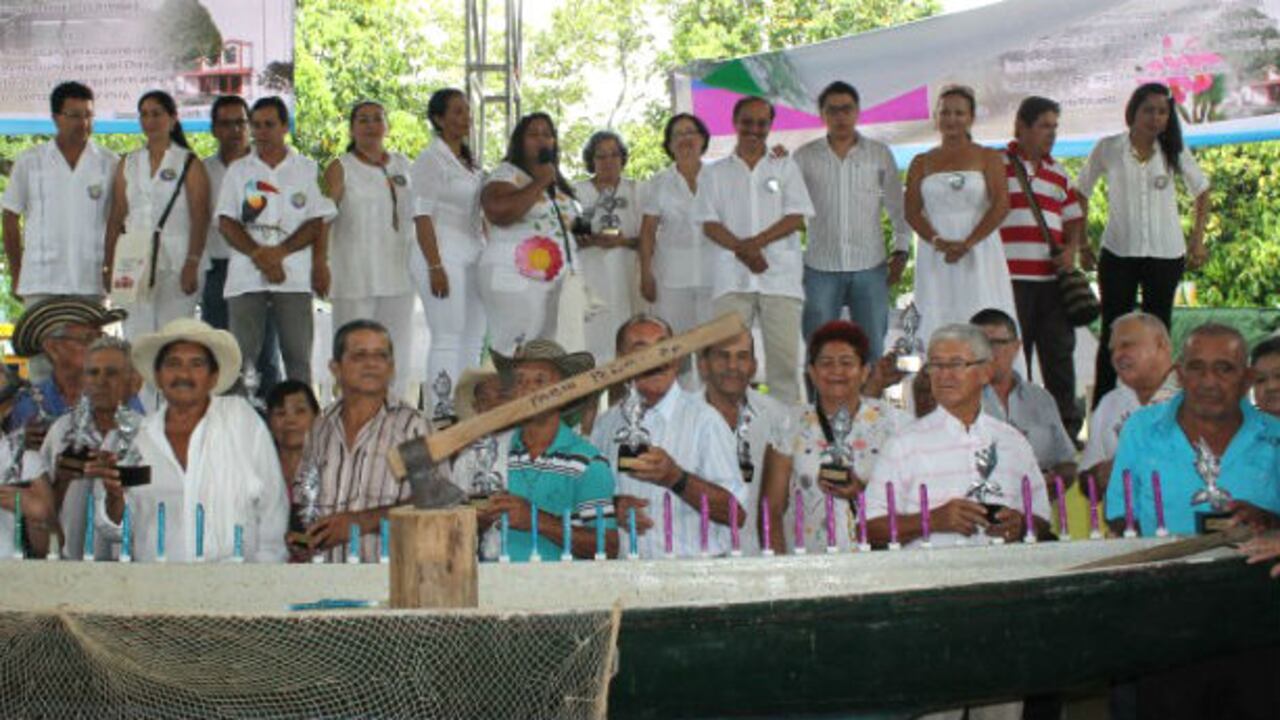 Canoa con los implementos propios de la colonización: hacha, machete, malla de pescar: tiene 50 velas que simbolizan los 50 años de fundación de Cartagena del Chairá.