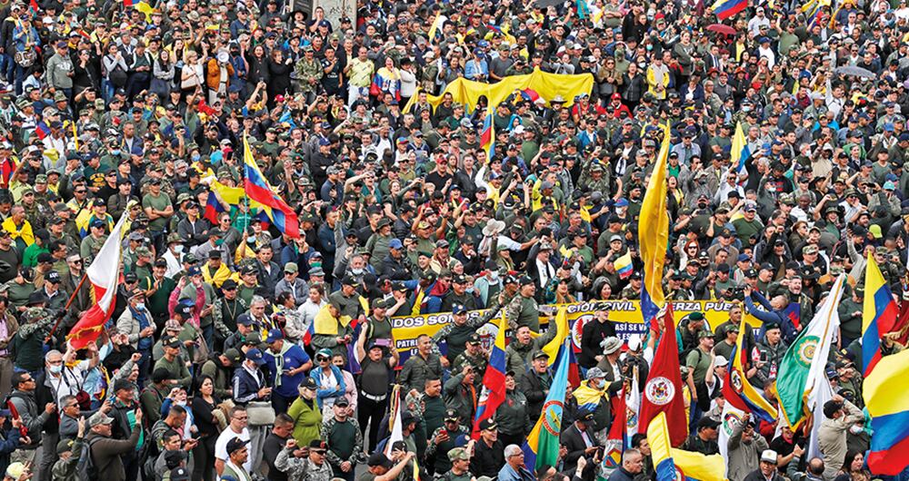 Veteranos protestaron en la Plaza de Bolivar en contra del gobierno Petro.