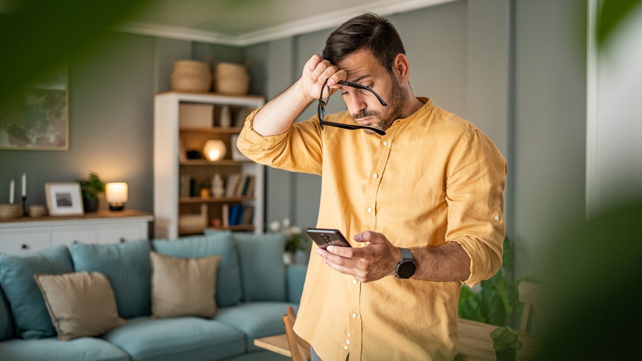 La actividad inusual en un celular podría estar vinculada a estafas digitales.