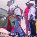 En el Parque de los pies descalzos, están acampando personas del colectivo Ríos Vivios que protestan por el impacto de HidroItuango. De forma inexplicable es detectado un poderoso fusil que luego es encaletado en un costal.