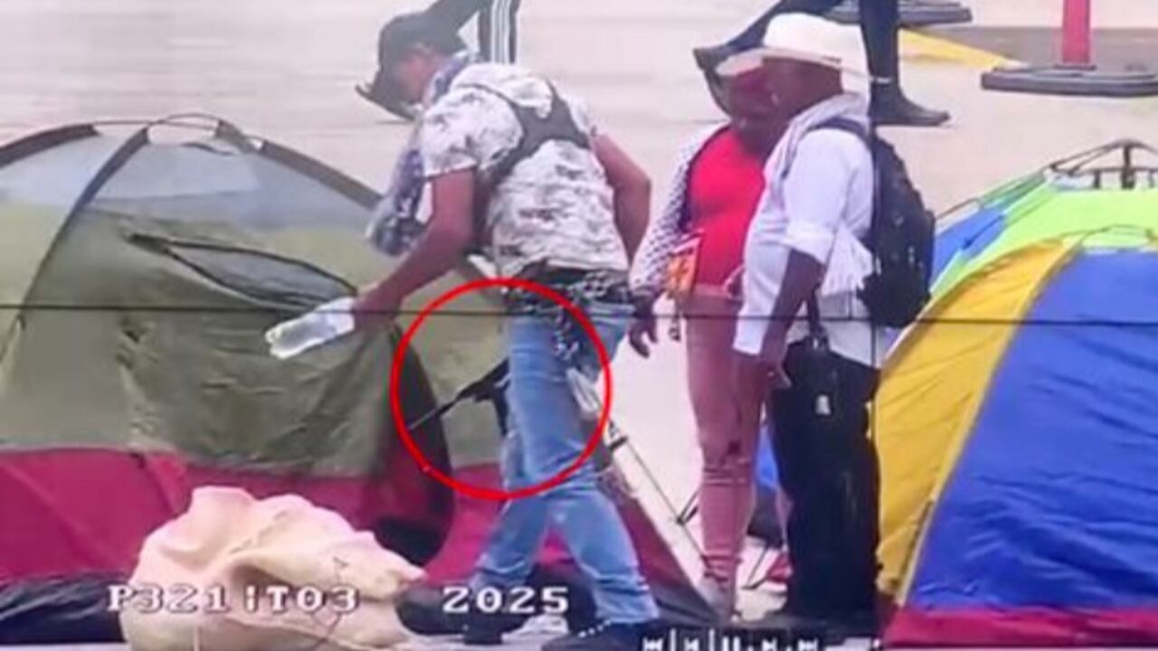 En el Parque de los pies descalzos, están acampando personas del colectivo Ríos Vivios que protestan por el impacto de HidroItuango. De forma inexplicable es detectado un poderoso fusil que luego es encaletado en un costal.