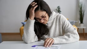 Uno de los efectos más inmediatos y evidentes del alto consumo energético de un electrodoméstico es el aumento en la factura de electricidad.