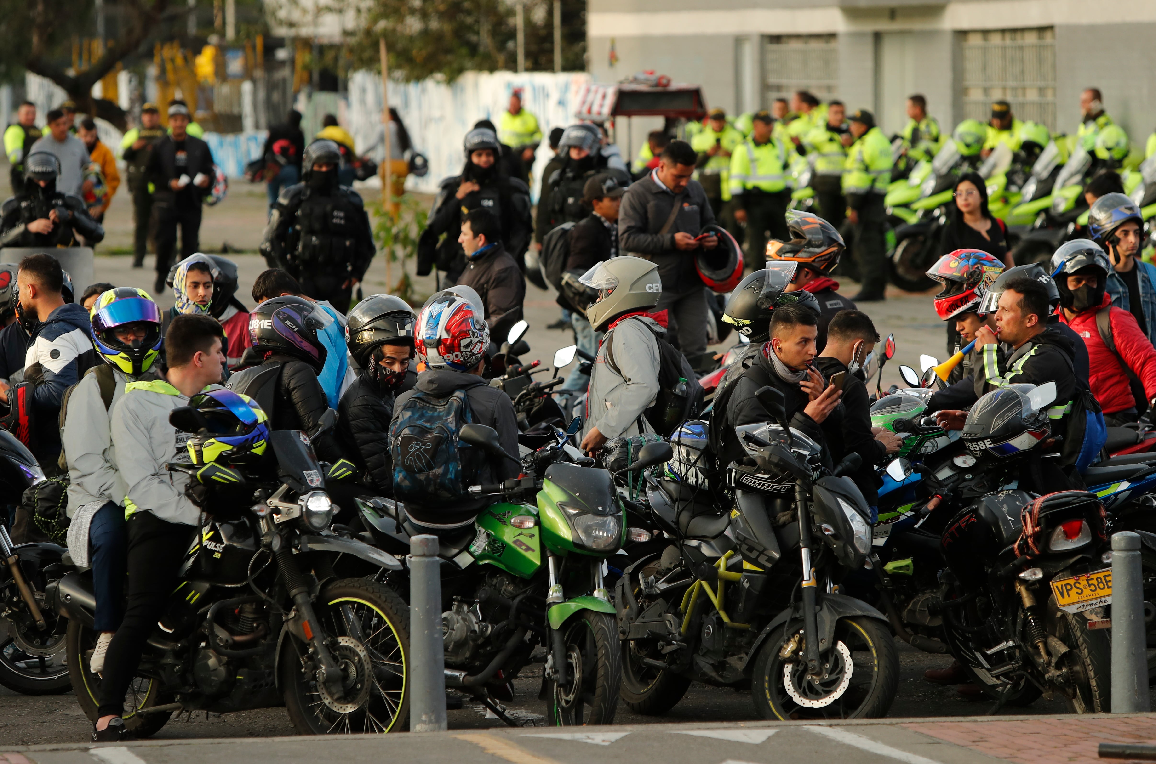 Manifestación motociclistas en contra de la prohibición del parrillero en moto en el Estadio El Campin
Bogota abril 6 del 2022
Foto Guillermo Torres Reina / Semana