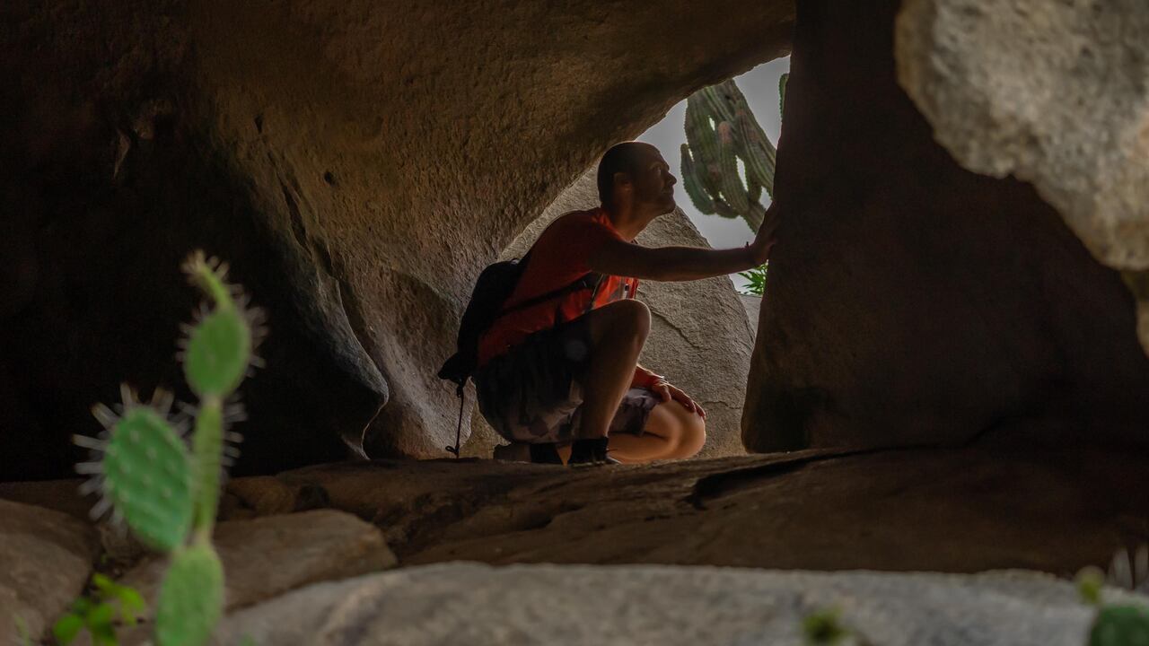 El ultraman colombiano Mauro Salazar se retó a trotar hasta llegar a las dunas de Aréwalo en el corazón de La Macuira.