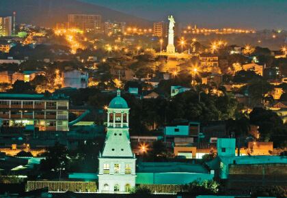 Torre del Reloj y al fondo el Monumento a Cristo Rey en Cúcuta. 