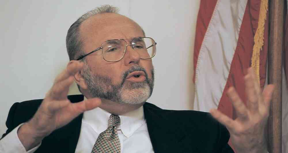 La decisión de retirarle la visa al entonces presidente Ernesto Samper fue informada al mandatario por el, en ese momento, embajador de Estados Unidos en Colombia, Myles Frechette.