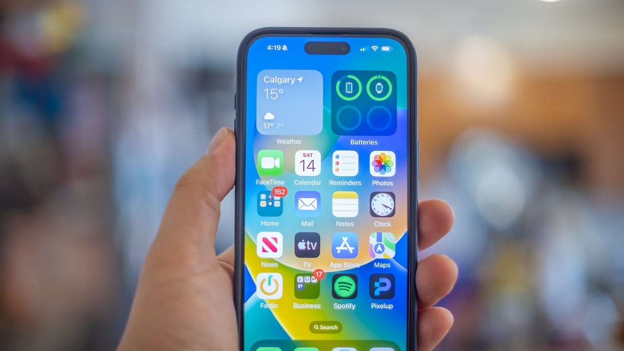 Apple busca prolongar la autonomía de sus dispositivos ajustando de forma automática la pantalla y el rendimiento.
