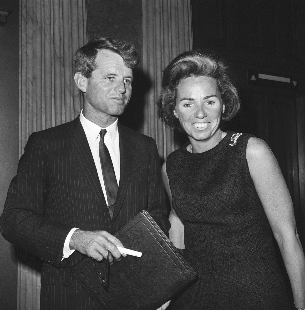 El senador Robert Kennedy posa con su esposa Ethel afuera de la Cámara del Senado el 13 de octubre de 1965, en Washington. (Foto AP, archivo)