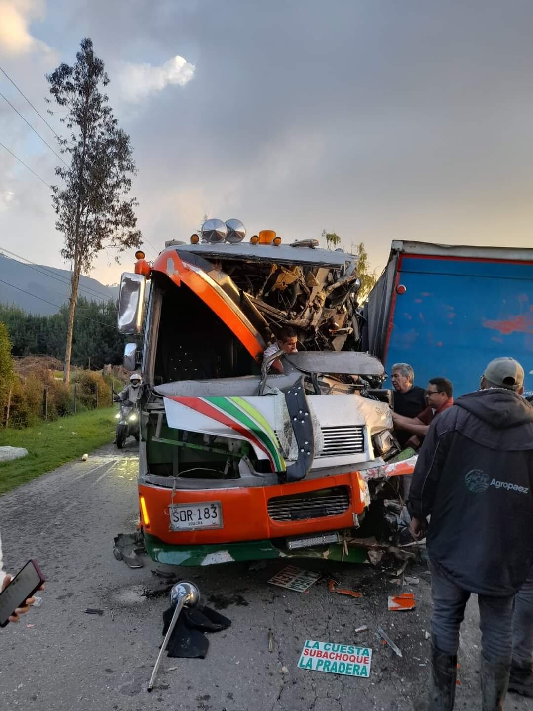 Bus de pasajeros choca contra un camión y su conductor queda atrapado en la cabina.