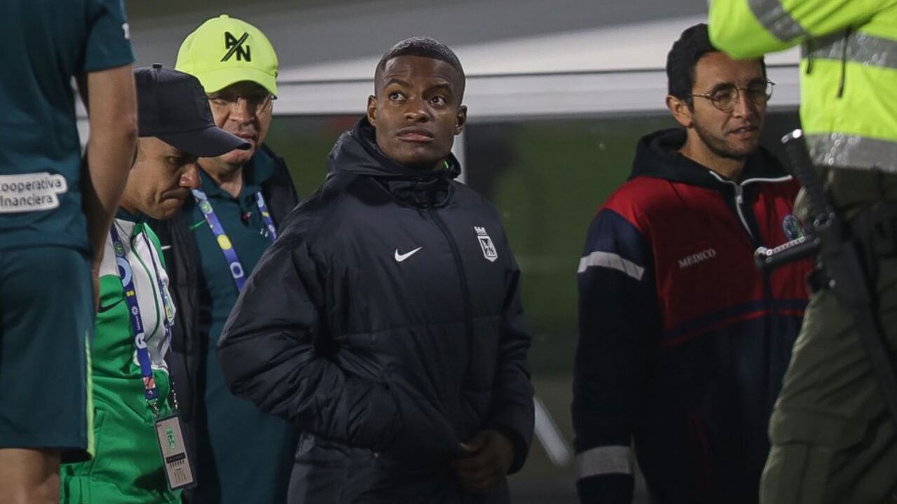 Andrés Felipe Román, en pie luego de desplomarse en el Santa Fe vs. Nacional.